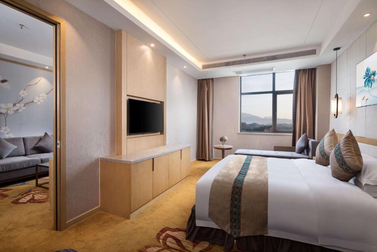 Ramada Plaza By Wyndham Enshi Hotel Bagian luar foto