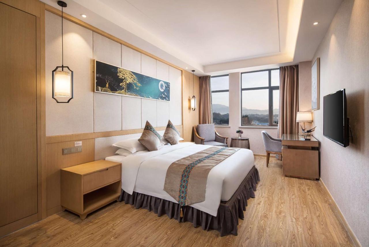Ramada Plaza By Wyndham Enshi Hotel Bagian luar foto