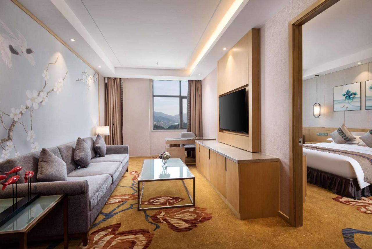 Ramada Plaza By Wyndham Enshi Hotel Bagian luar foto